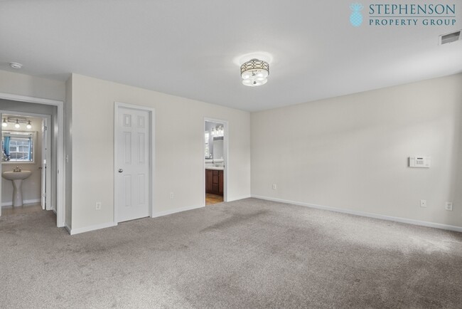 Building Photo - Freshly Remodeled 5 Bedroom with Primary B...
