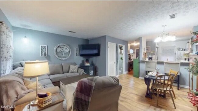 Building Photo - 2BR/ 1.5BA Townhouse in Bearden w/ 1 car garage