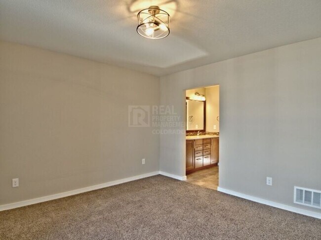 Building Photo - 1374 Sunshine Vly Wy