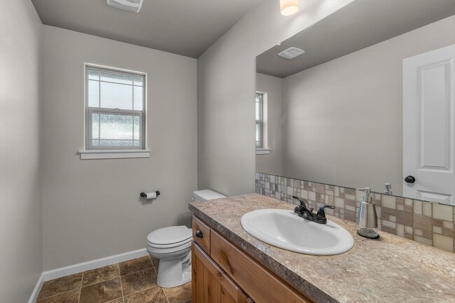Building Photo - 4 Bed 2.5 Bath Single level - Fenced
