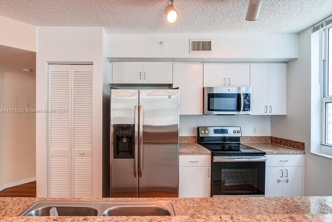 Building Photo - 1111 Brickell Bay Dr