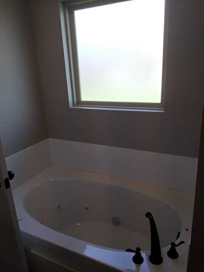 Building Photo - Nice Blanchard Home/Close to Golf course
