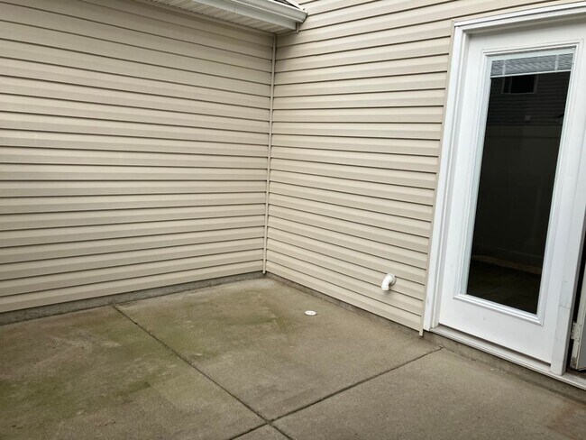 Building Photo - ***MOVE IN READY*** Heritage Place Townhom...