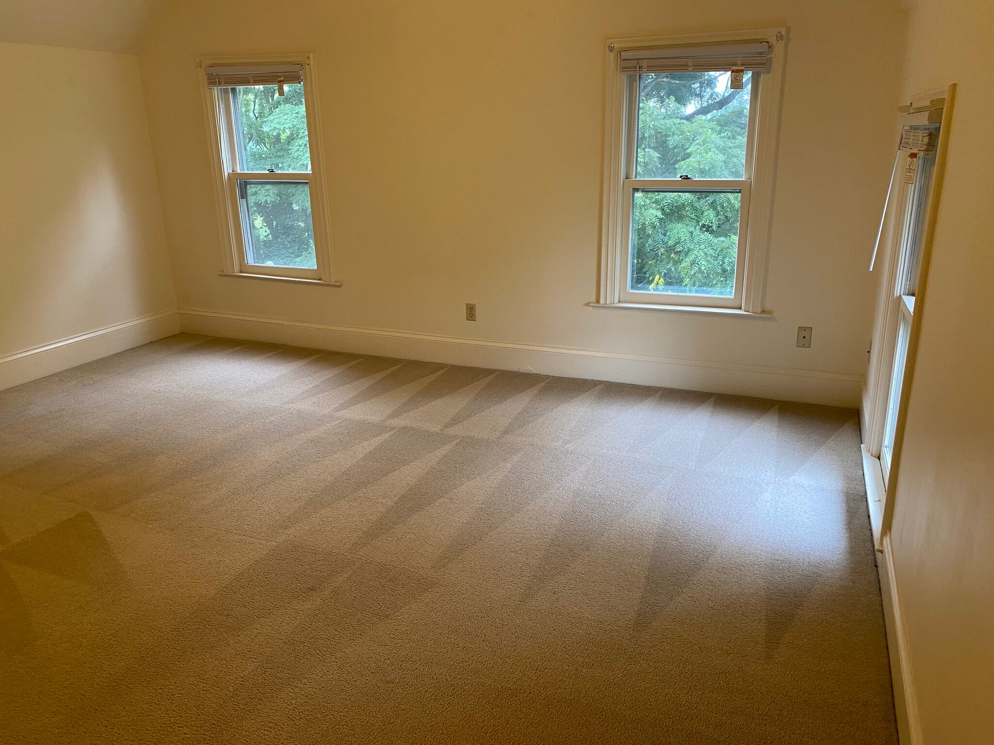 Primary bedroom - 402 Bowerman Rd