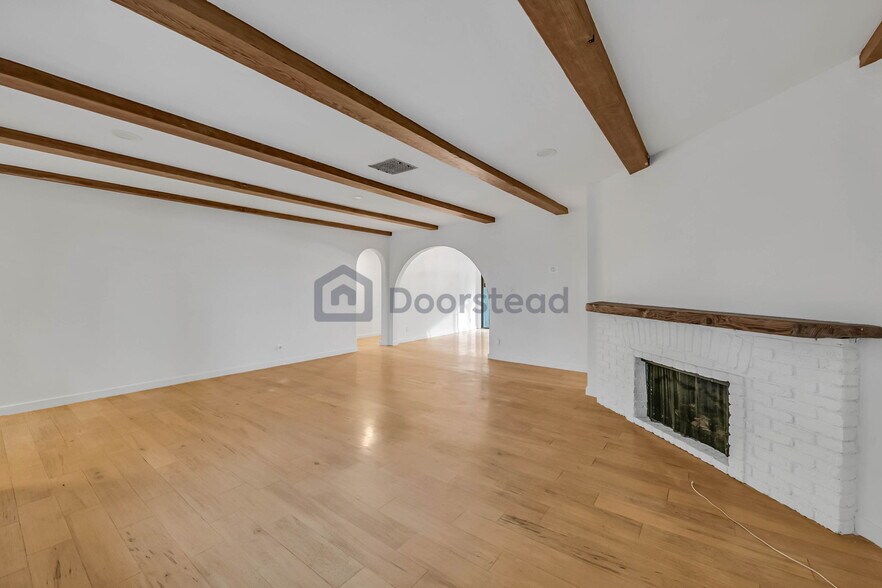 Building Photo - 5368 Calatrana Dr