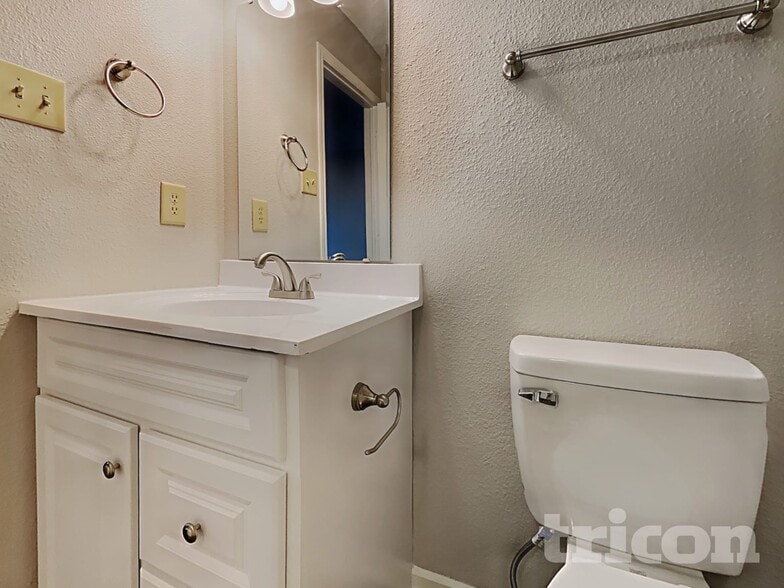 Building Photo - 773 Fern St