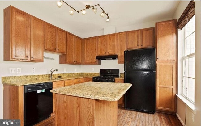 Building Photo - 45556 Lakemont Square