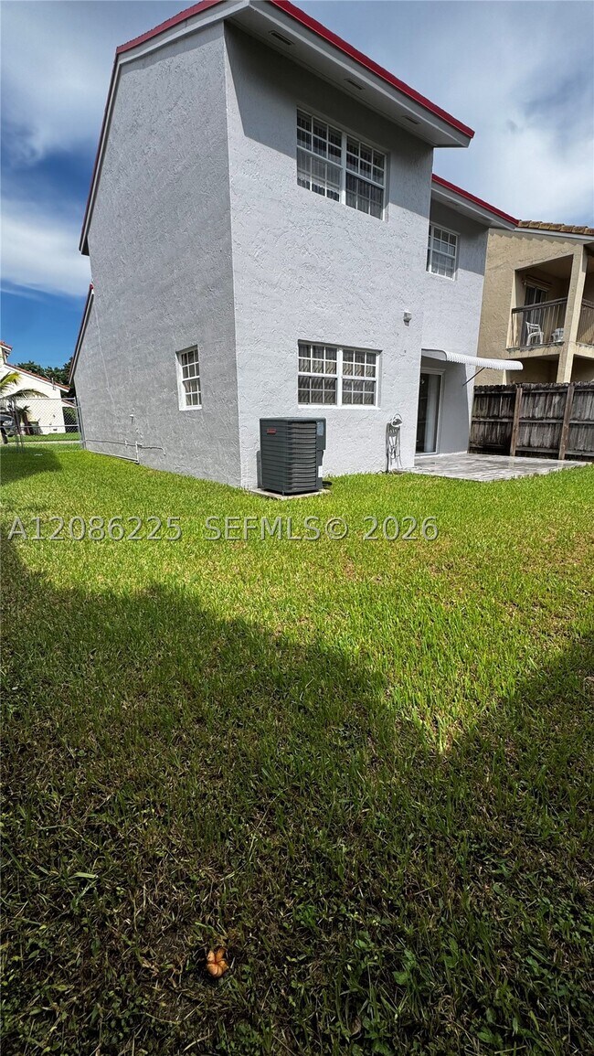 Building Photo - 885 SE 13th Rd