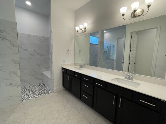 Building Photo - ONE-STORY Home in Marble Falls - 2932 SF with THREE-CAR GARAGE - On a CUL-DE-SAC!