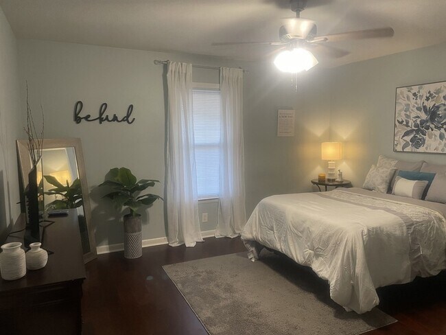 Building Photo - 555 N Dupont Ave