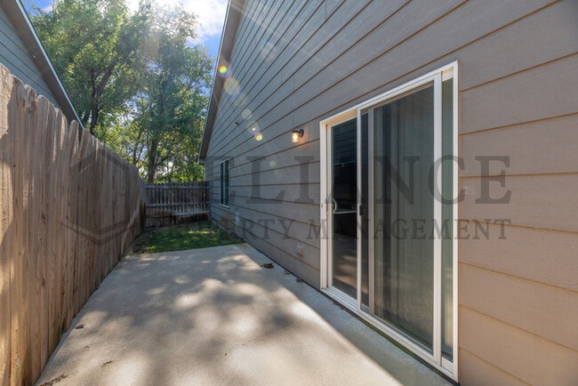 Building Photo - 5507 S Victoria St