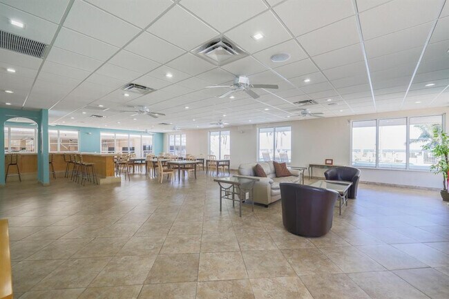 Building Photo - 1051 Hillsboro Mile