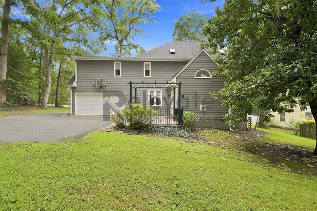 Building Photo - 6000 Sedgefield Rd