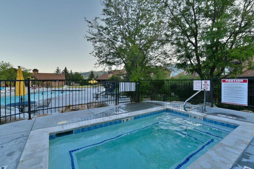 Community Hot Tub - 3615 N Wolf Creek Dr
