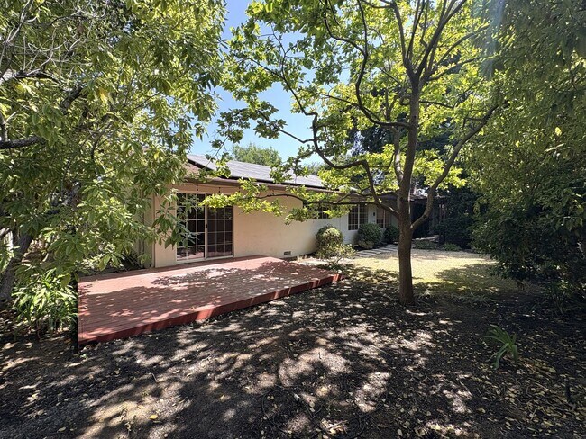 Building Photo - Stunning 4-Bedroom Home with Pool, Solar P...