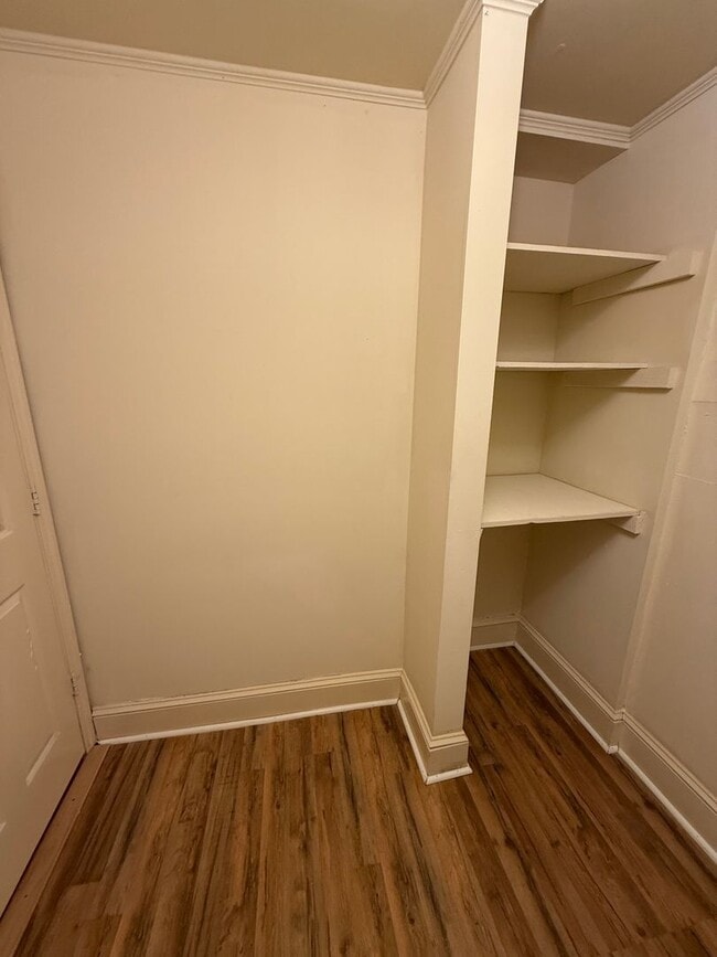 Building Photo - Beautiful 3 Bedroom Apartment