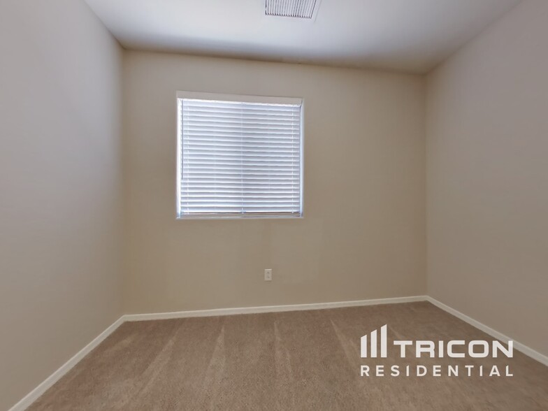 Building Photo - 10821 W Elm Ln