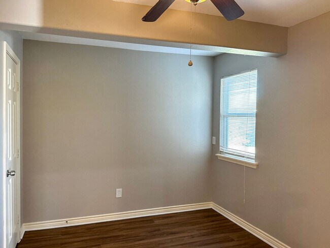 Building Photo - 4 Bedroom / 2 Bath / 2 Car Garage