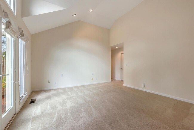 Building Photo - 954 Russell Ave