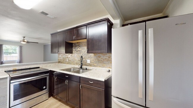 Building Photo - ALL TILE HOUSE MINUTES AWAY FROM FORT HOOD!
