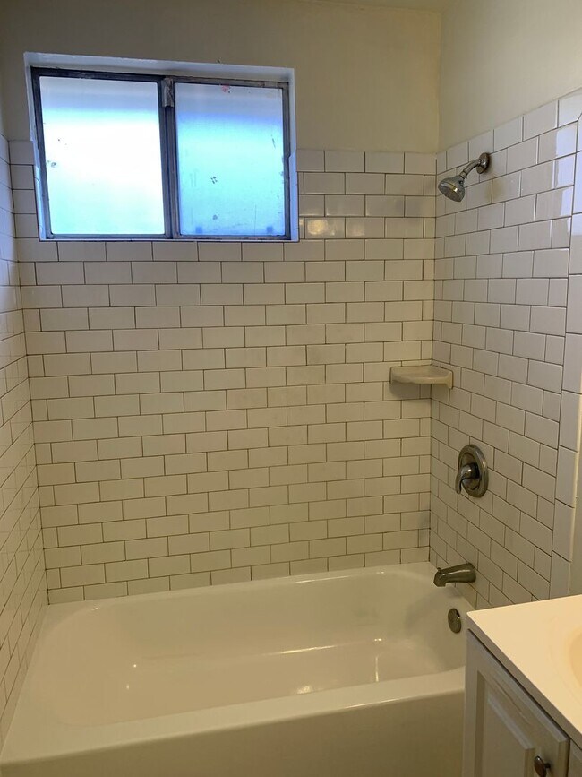 Building Photo - For Lease 2+1 Upstairs Duplex Ventura, CA