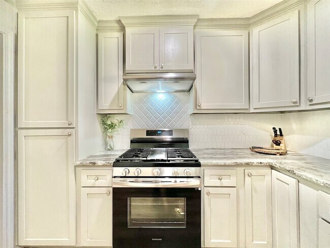 Building Photo - 4913 W 43rd St