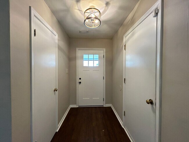 Building Photo - 913 Bernstein Ct