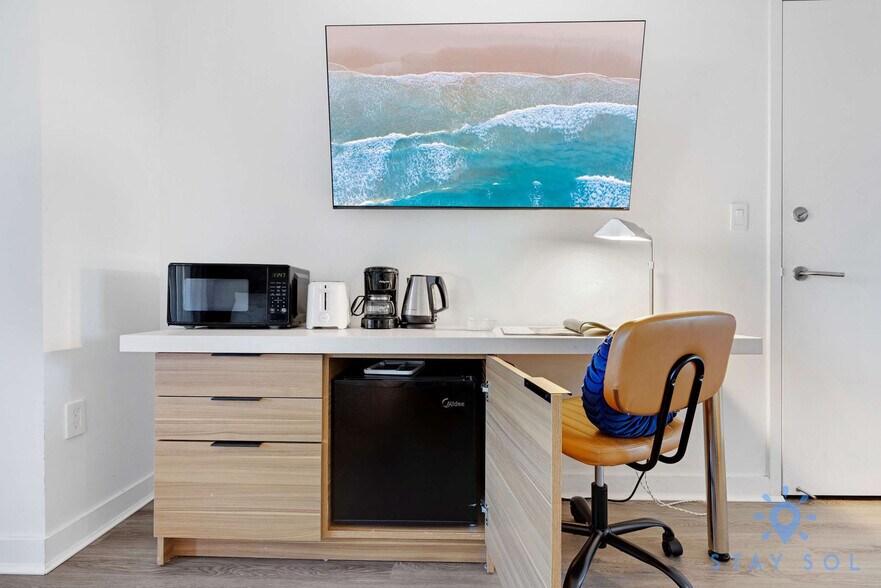 Building Photo - 2602 E Hallandale Beach Blvd