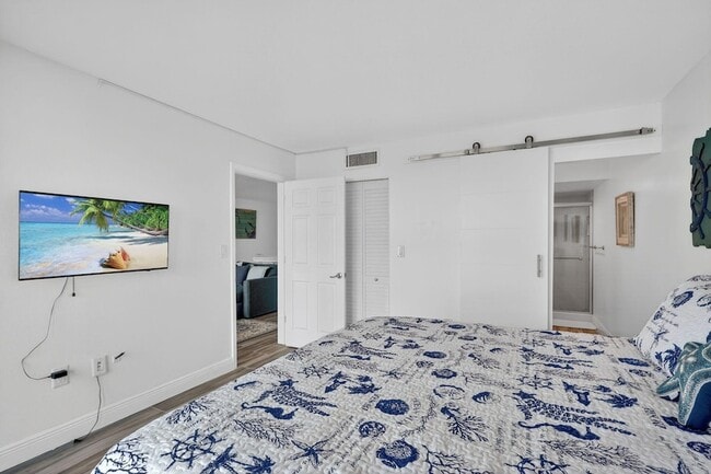 Building Photo - 9940 S Ocean Dr