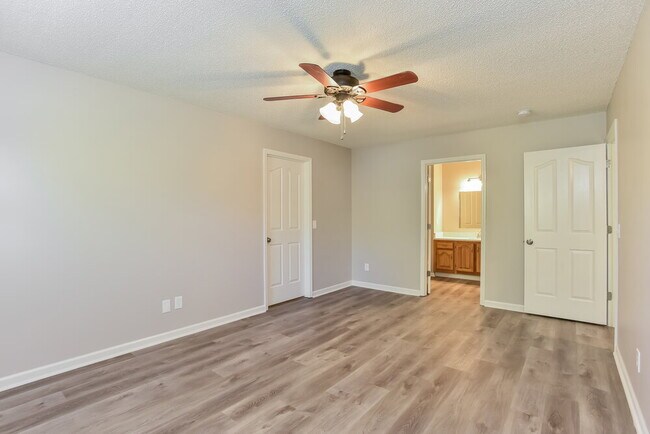 Building Photo - 2303 Riverstone Dr