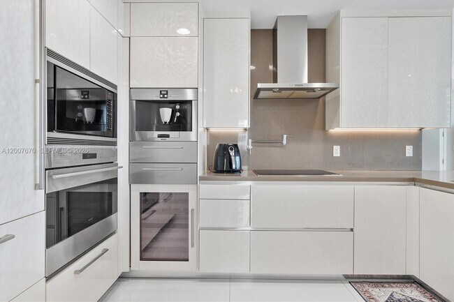 Building Photo - 17475 Collins Ave