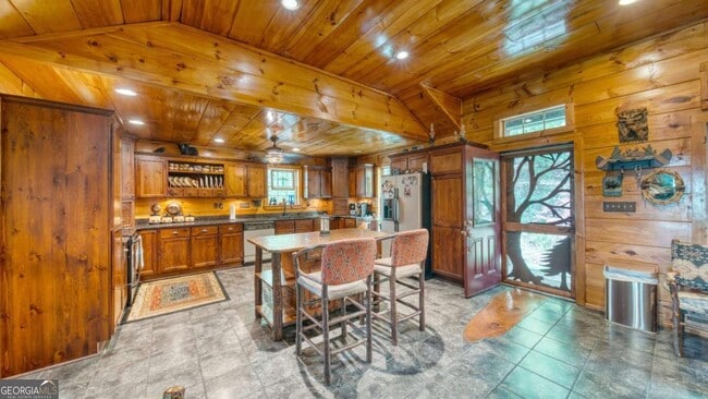 Building Photo - 911 Summit Way