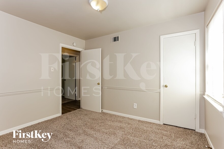 Building Photo - 10455 Plummer Dr