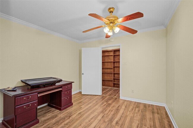 Building Photo - 8565 Ridgepoint Dr