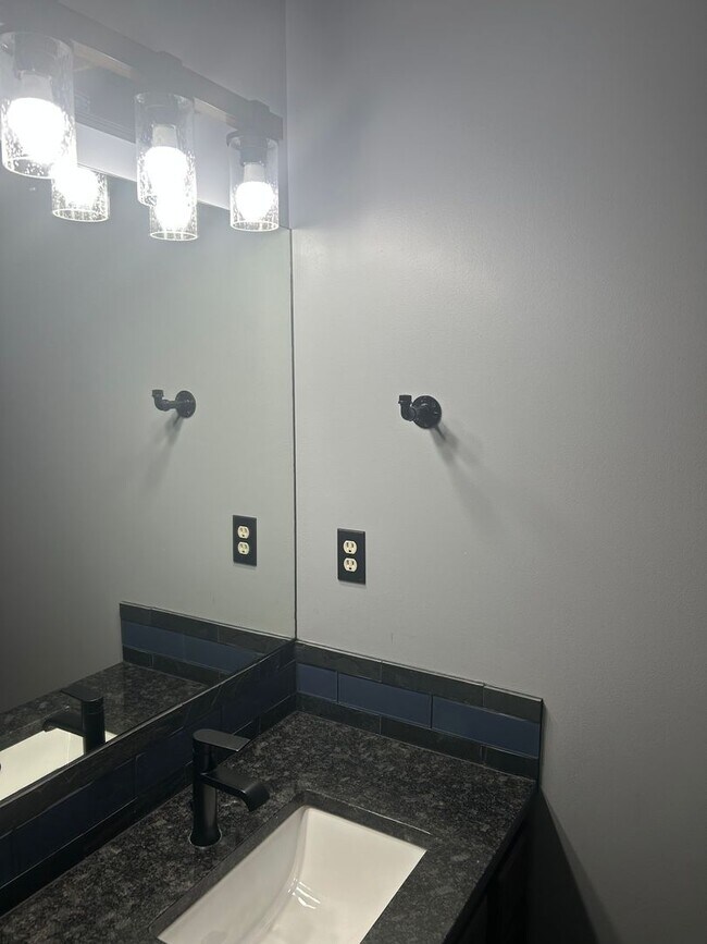 Building Photo - Updated 5 Bedroom , 3 Bath House in Derby Large back Yard