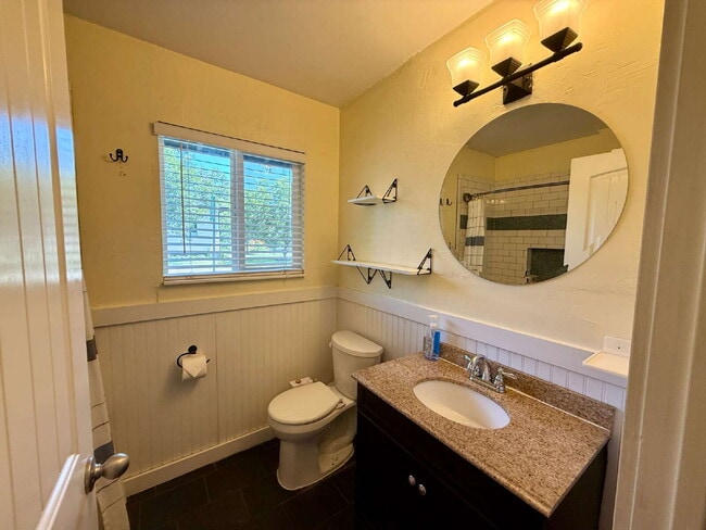 Building Photo - Updated 2-Bedroom Duplex in the Heart of C...