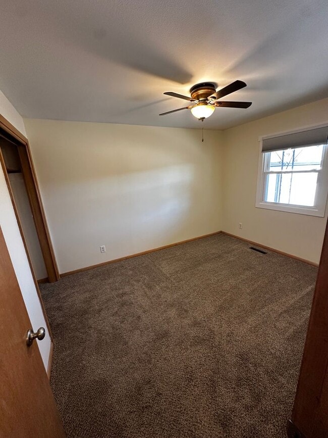 Building Photo - 3BR Single Family Home Available NOW on Eau Claire's Northside!