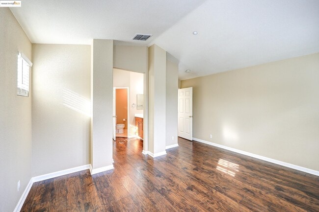 Building Photo - 220 Whispering Oaks Ct