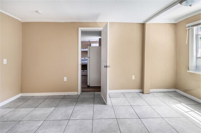 Building Photo - 418 E Amelia Ave