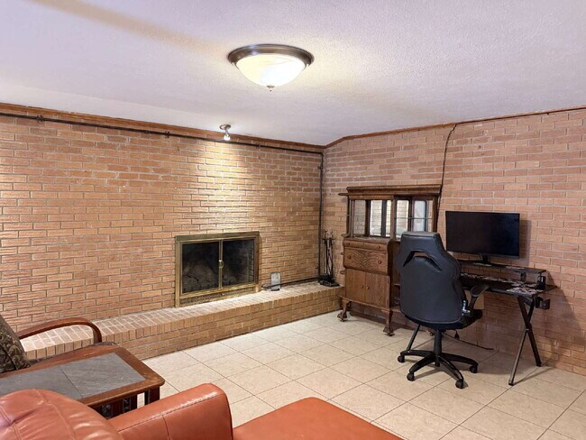 Building Photo - Spacious 1BR / 1BA Basement Apartment Just Minutes From Town