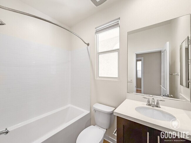 Building Photo - Great 4B/4BA Home Available for Lease in O...