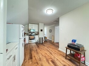 Building Photo - Renovated Beautiful 2BR Near Yale - Science Hill