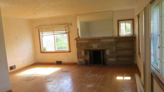 Building Photo - 2105 Lakeview Ave