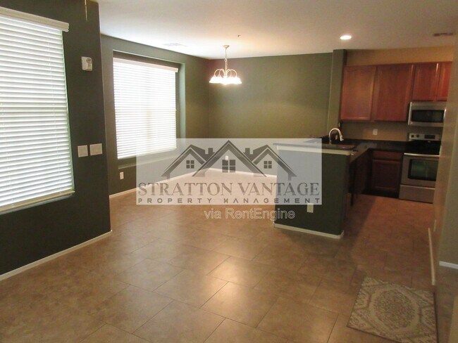 Building Photo - 2741 S Equestrian Dr