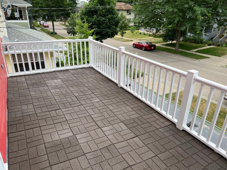 Balcony - 1124 Emerald St