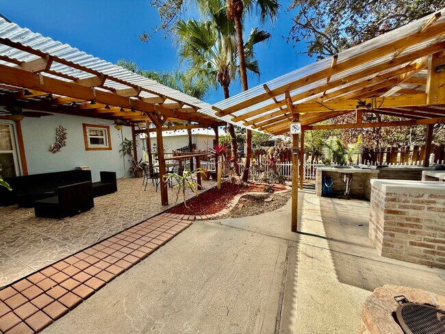 Building Photo - 125 SW Donna Terrace