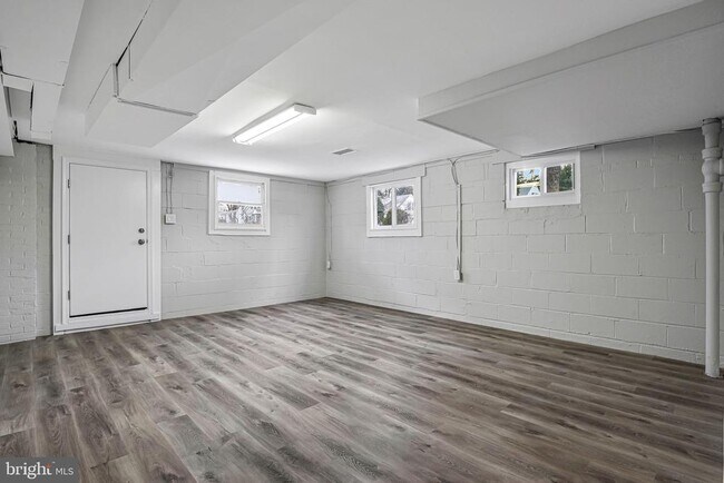 Building Photo - 617 N Wakefield St