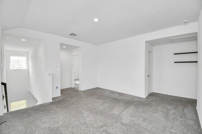 Building Photo - 5443 Pinetree Cres Ln