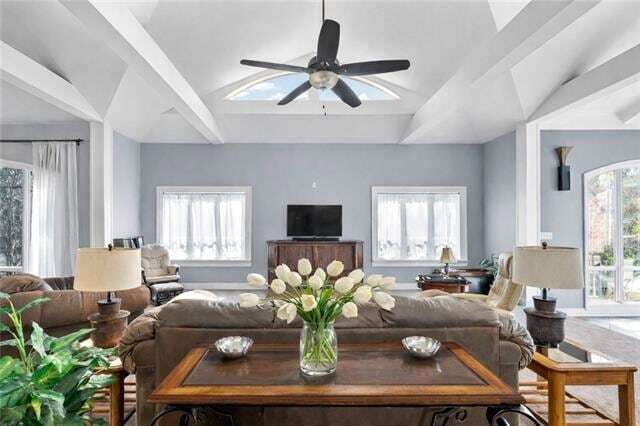 Building Photo - 633 Village Ln N