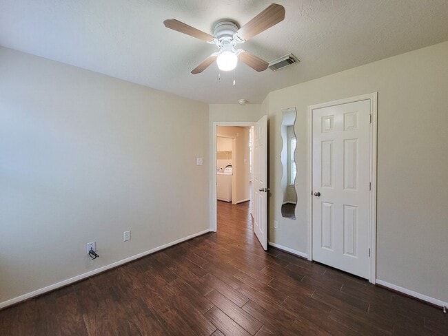 Building Photo - BEAUTIFUL 3 BEDROOM 2 BATH WITH WOOD TILE THROUGHOUT THE HOUSE!